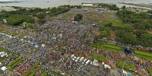 Aerial shot of the crowd that joined the ‘Million People March.’ Photo courtesy of Architect Paulo Alcazaren.